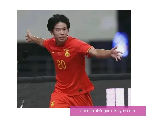 足球新星崭露头角，未来之星表现亮眼备受关注